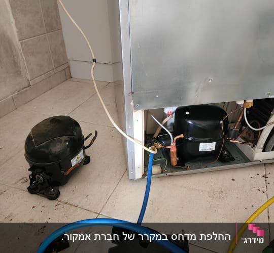 מדחס מקרר עם צינורות כחולים וצהובים